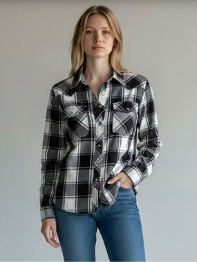 Old Navy Black and White Plaid, snap front  Shirt, GUC, size XL, fits Like M-L